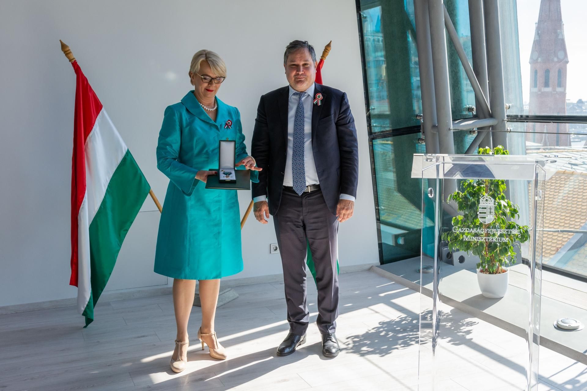 Lovagkereszt kitüntetést kapott Búza Éva