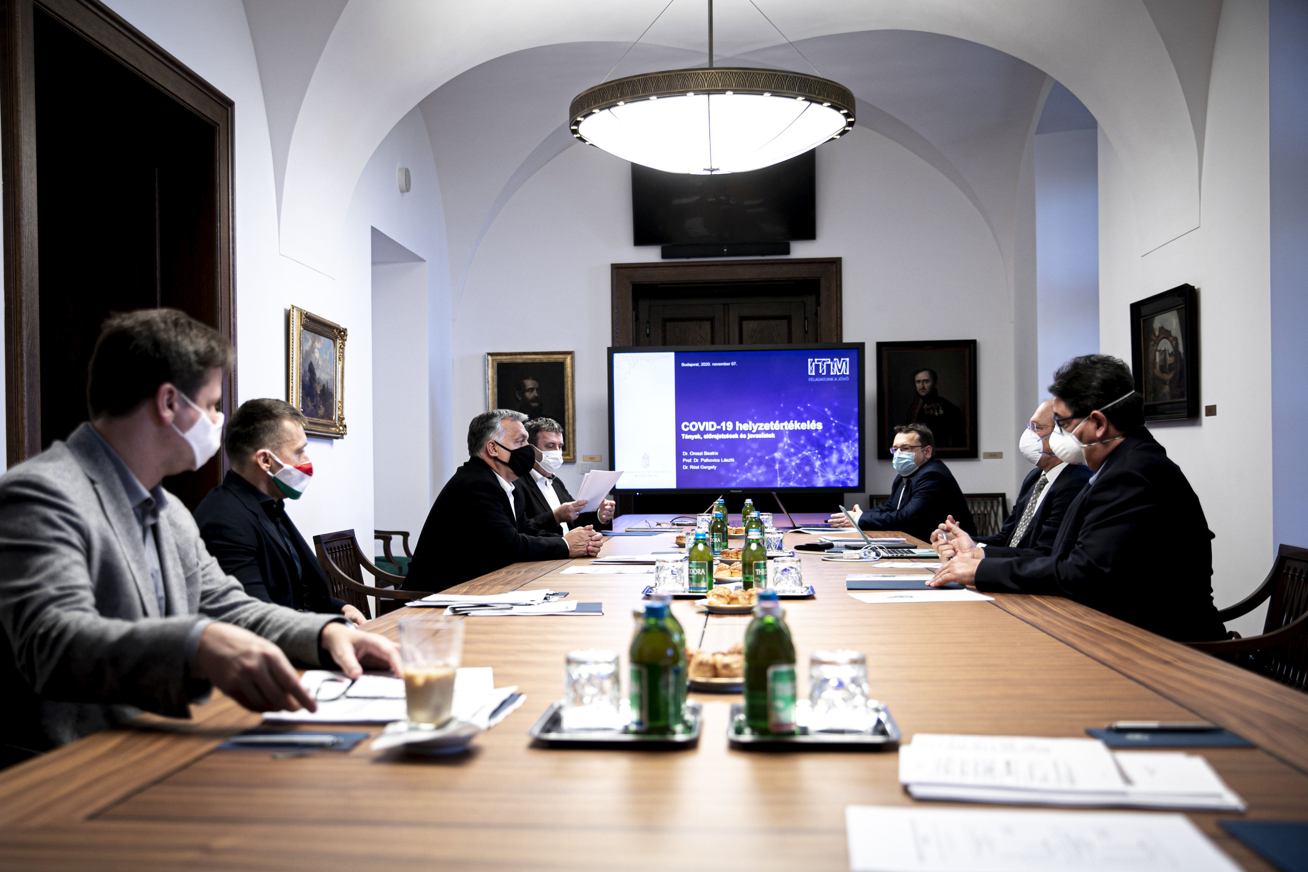 Digitális oktatásra térhetnek át a középiskolák – szigorodnak a szabályok