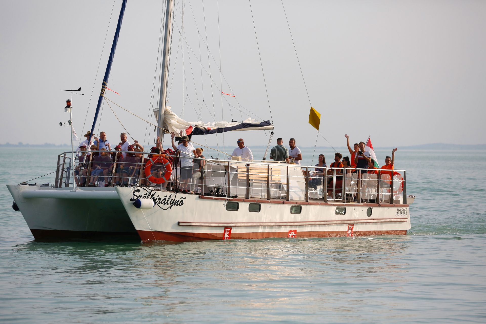 Hajóavatás a Balatonon, szuper hangulat az Erzsébet-táborban