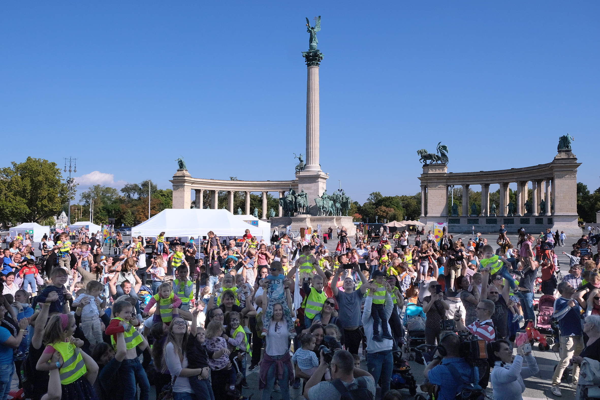 Több mint tízezren emelték gyermeküket egy időben a magasba